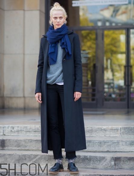 黑色大衣配什么顏色圍巾？黑色大衣搭配圍巾圖片