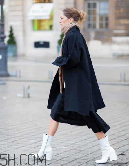 黑色大衣配什么顏色圍巾？黑色大衣搭配圍巾圖片