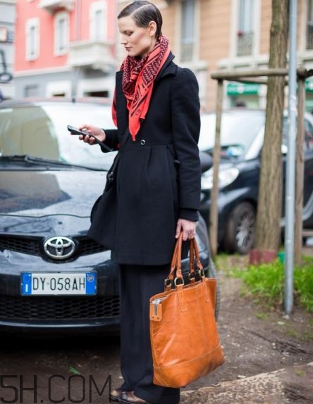 黑色大衣配什么顏色圍巾？黑色大衣搭配圍巾圖片