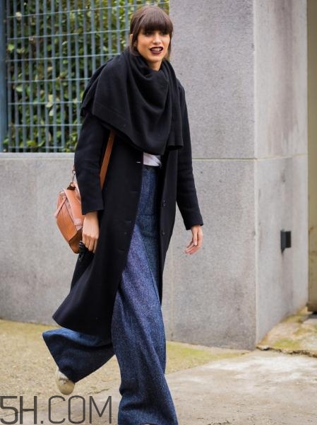 黑色大衣配什么顏色圍巾？黑色大衣搭配圍巾圖片
