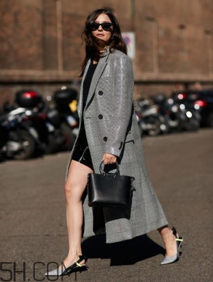 灰色格子大衣怎么搭配？灰色格子大衣搭配圖片