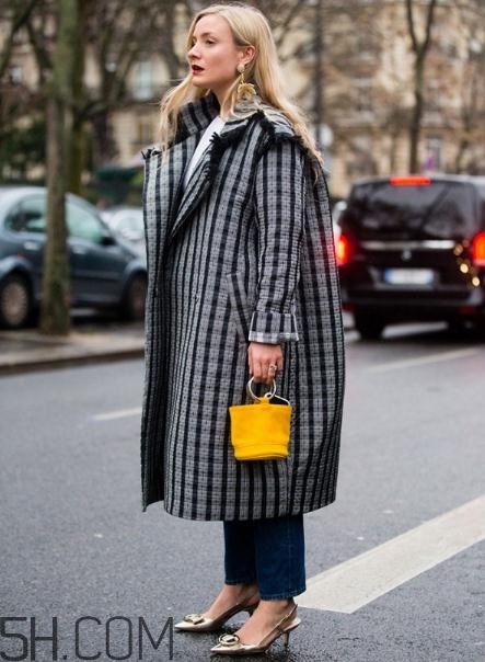 灰色格子大衣怎么搭配？灰色格子大衣搭配圖片