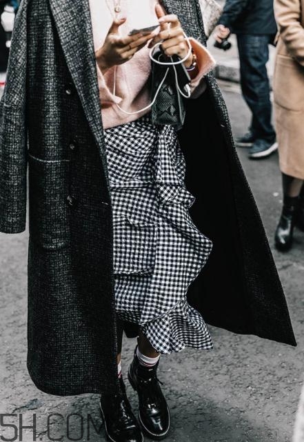 灰色格子大衣怎么搭配？灰色格子大衣搭配圖片