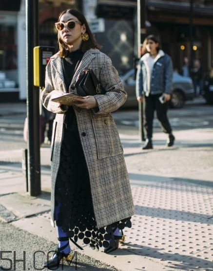 棕色格子大衣怎么搭配？棕色格子大衣搭配圖片