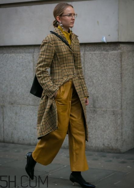 棕色格子大衣怎么搭配？棕色格子大衣搭配圖片