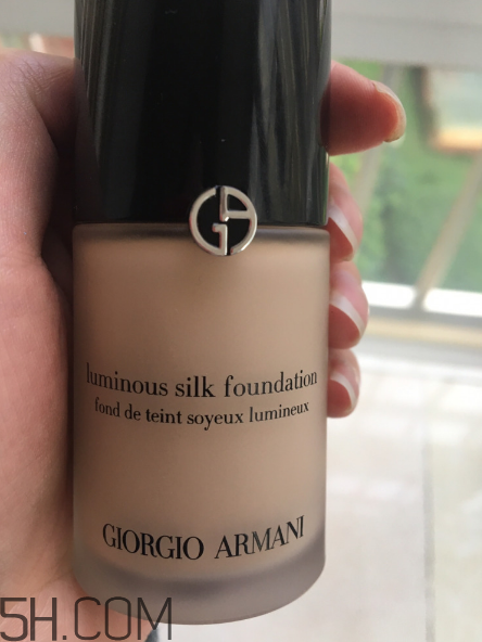 阿瑪尼絲質(zhì)亮麗粉底液好用嗎？阿瑪尼絲質(zhì)亮麗粉底液多少錢？