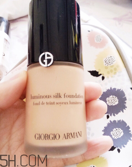 阿瑪尼絲質(zhì)亮麗粉底液好用嗎？阿瑪尼絲質(zhì)亮麗粉底液多少錢？