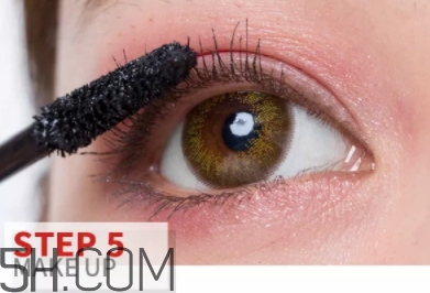 玫紅色口紅配什么眼影？玫紅色口紅眼影顏色搭配