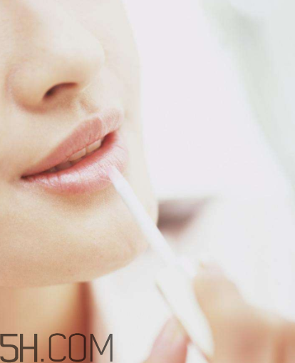 唇膏的正確涂法 涂唇膏的注意事項(xiàng) 唇膏的正確涂法 涂唇膏的注意事項(xiàng)