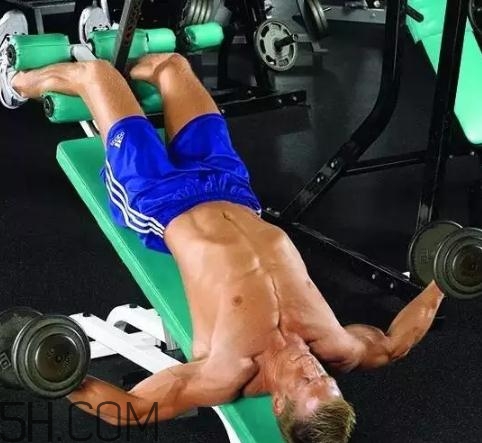 啞鈴飛鳥練哪里的肌肉？啞鈴飛鳥怎么做？