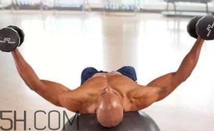 啞鈴飛鳥練哪里的肌肉？啞鈴飛鳥怎么做？