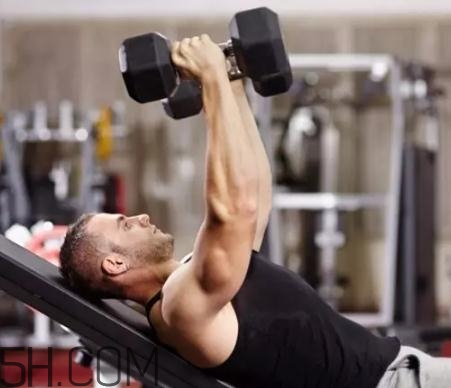 啞鈴飛鳥用多重的啞鈴？啞鈴飛鳥怎么呼吸？