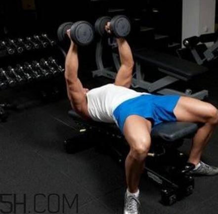 啞鈴飛鳥肩膀疼是什么原因？啞鈴飛鳥傷肩關節(jié)嗎？