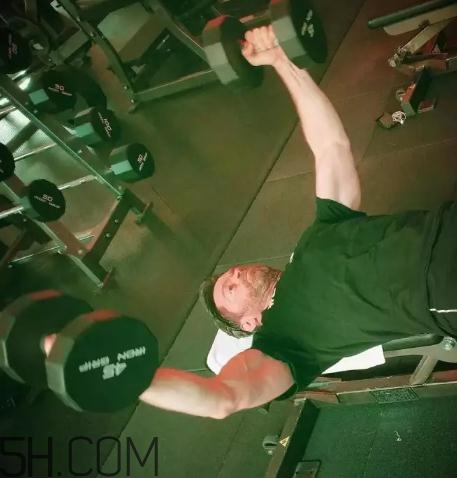 啞鈴飛鳥肩膀疼是什么原因？啞鈴飛鳥傷肩關節(jié)嗎？