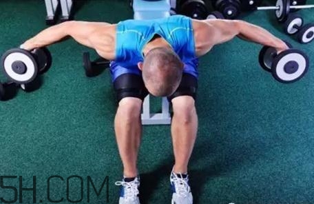 啞鈴飛鳥肩膀疼是什么原因？啞鈴飛鳥傷肩關節(jié)嗎？