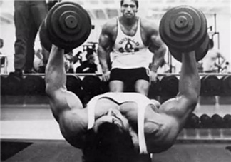 啞鈴飛鳥(niǎo)用多重的啞鈴？啞鈴飛鳥(niǎo)怎么呼吸？