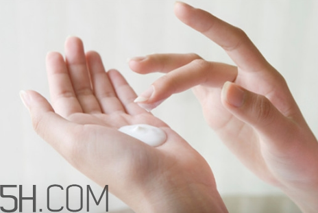 德國(guó)小甘菊護(hù)手霜真假怎么辨別？晚上用護(hù)手霜的好處