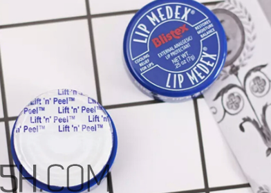 凡士林潤(rùn)唇膏和小藍(lán)罐哪個(gè)好？凡士林唇膏護(hù)唇小貼士