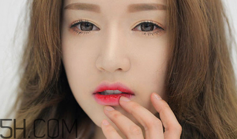 唇彩能當(dāng)唇膏用嗎？冬天怎樣涂唇彩好？