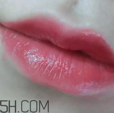 西瓜紅口紅適合什么膚色？西瓜紅口紅適合黃皮嗎？