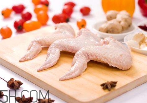 雞翅發(fā)紅是怎么回事 雞翅有血水能吃嗎 雞翅發(fā)紅是怎么回事 雞翅有血水能吃嗎