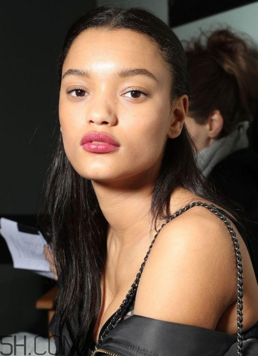 口紅到底應(yīng)該怎么涂？吻唇妝具體畫法