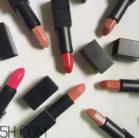 涂口紅前用bb打底可以嗎？最近比較火的口紅品牌有哪些？