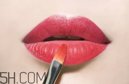 怎樣應(yīng)對唇妝脫妝問題？涂口紅前怎樣用bb打底？