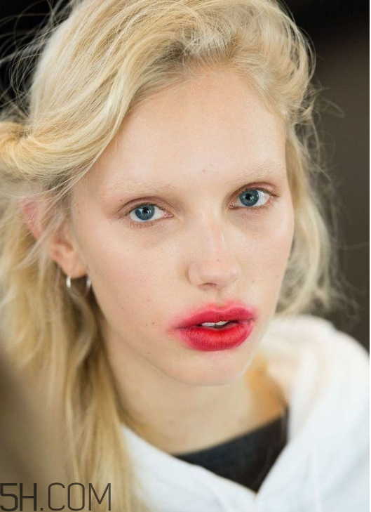 今年秋冬最流行的唇妝 反咬唇妝怎么畫 今年秋冬最流行的唇妝 反咬唇妝怎么畫