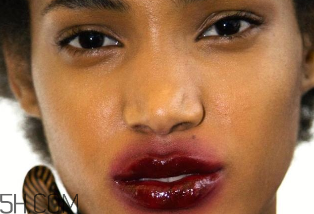 今年秋冬最流行的唇妝 反咬唇妝怎么畫 今年秋冬最流行的唇妝 反咬唇妝怎么畫