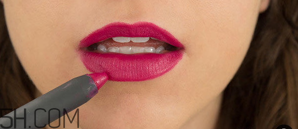 今年秋冬最流行的唇妝 反咬唇妝怎么畫 今年秋冬最流行的唇妝 反咬唇妝怎么畫