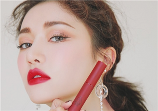 秋冬適合涂什么顏色的口紅？怎么涂口紅持久不掉色？