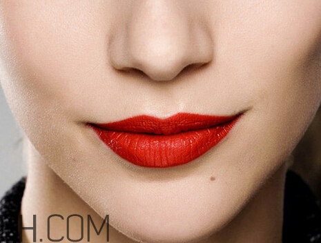 紅唇妝適合怎樣的人？嘴巴大涂口紅的注意事項(xiàng)