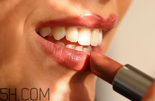 怎樣應(yīng)對唇妝脫妝問題？涂口紅前怎樣用bb打底？