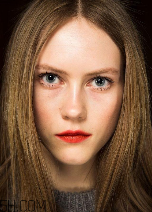 今年秋冬最流行的唇妝 反咬唇妝怎么畫 今年秋冬最流行的唇妝 反咬唇妝怎么畫