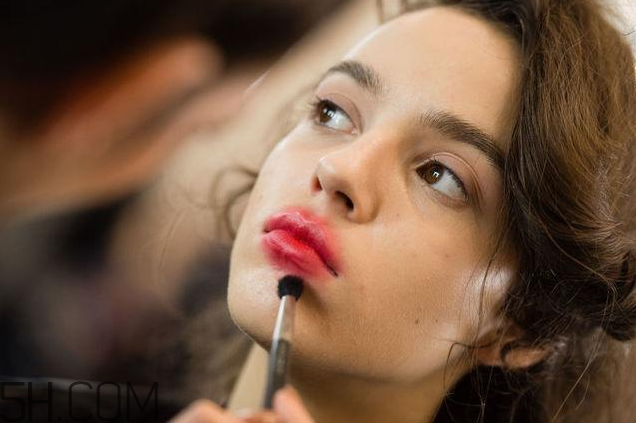 今年秋冬最流行的唇妝 反咬唇妝怎么畫 今年秋冬最流行的唇妝 反咬唇妝怎么畫