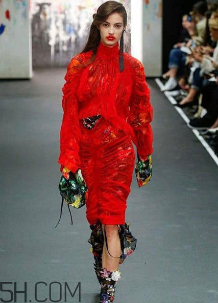 今年秋冬最流行的唇妝 反咬唇妝怎么畫 今年秋冬最流行的唇妝 反咬唇妝怎么畫