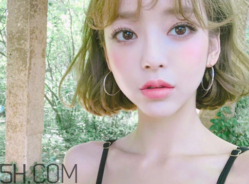 什么顏色的口紅最自然？如何根據(jù)皮膚顏色選擇適合自己的口紅