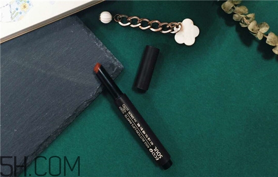 秋冬適合涂什么顏色的口紅？怎么涂口紅持久不掉色？