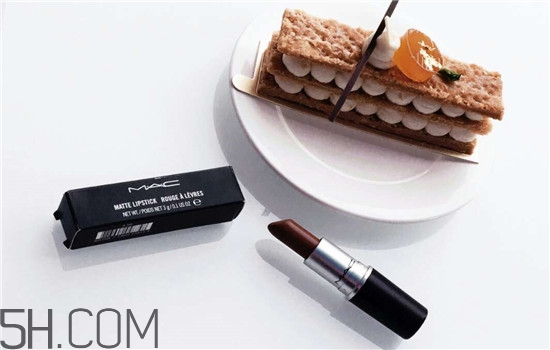 秋冬適合涂什么顏色的口紅？怎么涂口紅持久不掉色？