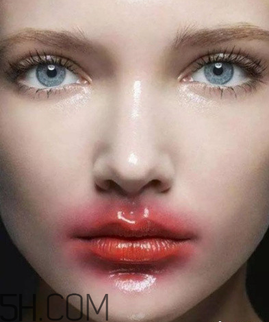 今年秋冬最流行的唇妝 反咬唇妝怎么畫 今年秋冬最流行的唇妝 反咬唇妝怎么畫