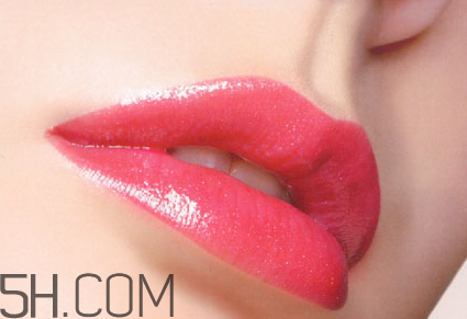 怎樣應(yīng)對唇妝脫妝問題？涂口紅前怎樣用bb打底？