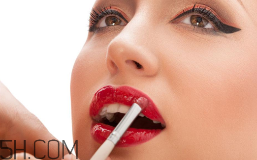 涂口紅前用bb打底可以嗎？最近比較火的口紅品牌有哪些？