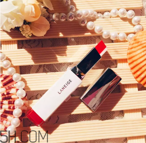 涂口紅前用bb打底可以嗎？最近比較火的口紅品牌有哪些？