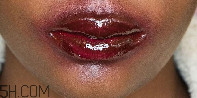 今年秋冬最流行的唇妝 反咬唇妝怎么畫 今年秋冬最流行的唇妝 反咬唇妝怎么畫