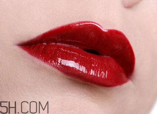紅唇妝適合怎樣的人？嘴巴大涂口紅的注意事項(xiàng)