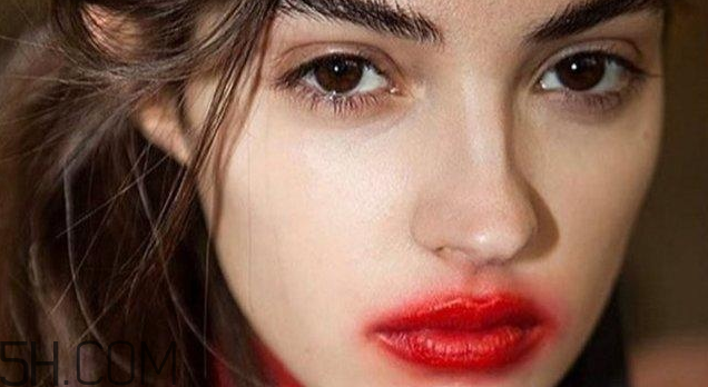 今年秋冬最流行的唇妝 反咬唇妝怎么畫 今年秋冬最流行的唇妝 反咬唇妝怎么畫