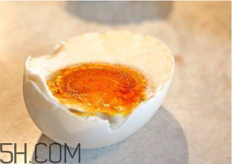 咸雞蛋發(fā)黑還能吃嗎 咸雞蛋蛋黃黑黑的能吃嗎 咸雞蛋發(fā)黑還能吃嗎 咸雞蛋蛋黃黑黑的能吃嗎