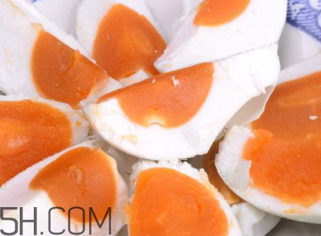 咸雞蛋發(fā)黑還能吃嗎 咸雞蛋蛋黃黑黑的能吃嗎 咸雞蛋發(fā)黑還能吃嗎 咸雞蛋蛋黃黑黑的能吃嗎