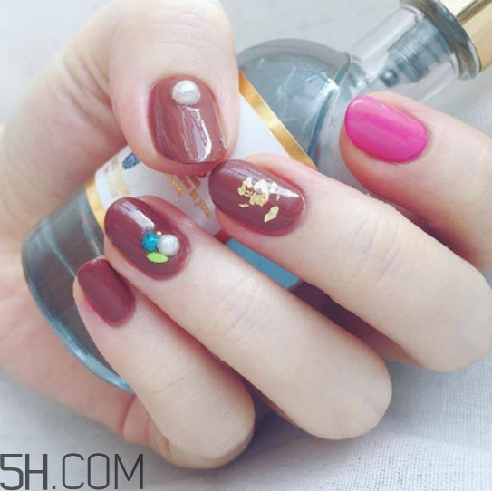 適合秋天的簡(jiǎn)單美甲圖片 ins上好看的美甲圖片推薦